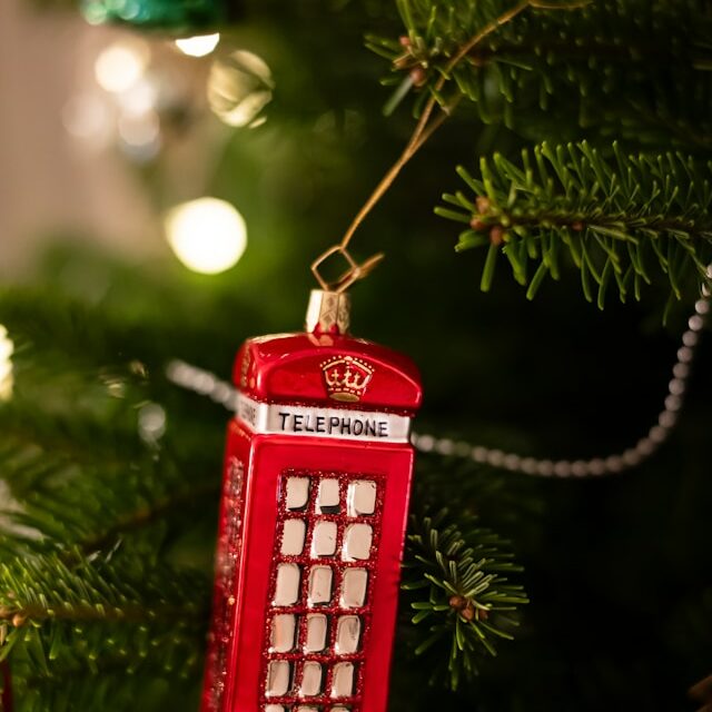 Ein Tannenbaumschmuck in Form einer roten Telefonzelle